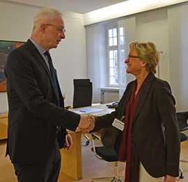 Oberbürgermeister Wolfram Leibe begrüßt die Bürgerbeauftragte Barbara Schleicher-Rothmund in seinem Büro.