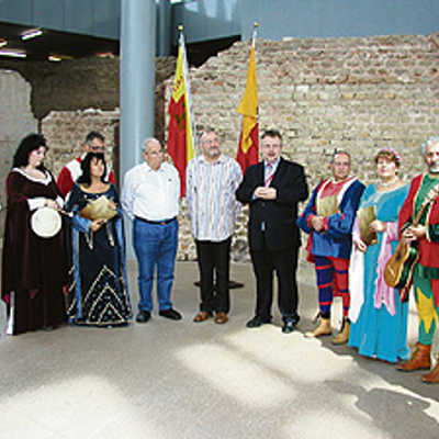 Mitglieder der Musikgruppe „Cantores Piceni“ umrahmen in mittelalterlichen Kostümen den städtischen Empfang für die Ascoli Piceno-Trier-Gesellschaft.