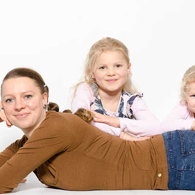 Tagesmutter Anja Wolfram mit ihren eigenen Kindern.