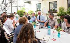 Pressegespräch mit Oberbürgermeister Wolfram Leibe und Trierer Journalisten auf der Terrasse des Hotels Deutscher Hof.