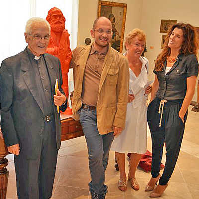 Ascolis Bürgermeister Guido Castelli freut sich über die Karl Marx-Figur, die ihm Vereinspräsidentin Bettina von Engel (2.v.r.) zum städtischen Empfang als Geschenk überreichte. Foto: privat
