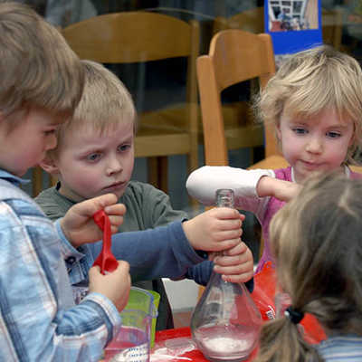 Die Stiftung „Haus der kleinen Forscher“ fördert das naturwissenschaftliche Verständnis von Kindern. Foto: HDKF/Thomas Ernst