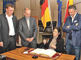 Mariella Ahrens signiert das Gästebuch der Stadt Trier. An ihrer Seite:?ATK-Präsident Andreas Peters, OB?Klaus Jensen und Ehemann Patrick Graf von Faber-Castell (v. l.).
