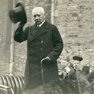 Paul von Hindenburg machte bei seinem Trier-Besuch im Herbst 1930 unter anderem eine Rundfahrt durch die Innenstadt. Eine Station war vor dem Dom. Foto: Stadtarchiv 