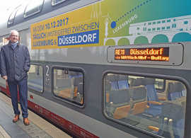 OB Wolfram Leibe vor dem Zug, der künftig Trier und Düsseldorf direkt verbindet.