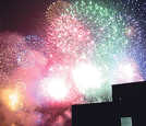 In der Partnerstadt Nagaoka haben Feuerwerke, die einmal im Jahr im September am Himmel erstrahlen, besondere Bedeutung als Symbol für den Wiederaufbau nach dem Zweiten Weltkrieg. Foto: Deutsch-Japanische Gesellschaft