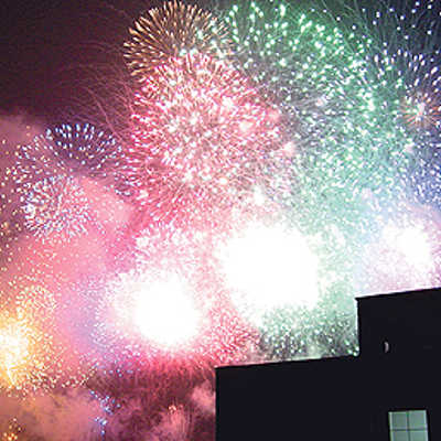 In der Partnerstadt Nagaoka haben Feuerwerke, die einmal im Jahr im September am Himmel erstrahlen, besondere Bedeutung als Symbol für den Wiederaufbau nach dem Zweiten Weltkrieg. Foto: Deutsch-Japanische Gesellschaft