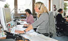 Susanne Krugmann, Sandra Kees und Susanne Merlot (v. l.) nehmen im Servicecenter über Mikrofon und Kopfhörer Bürgeranrufe entgegen. Die Monitore bieten Zugang zu verschiedenen Datenbanken.