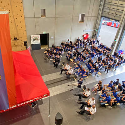 Die Fahrzeughalle in der Ehranger Wache 2 bietet genügend Platz für die jungen Feuerwehrmitglieder und ihre Gäste sowie die große Flagge, die von der Decke weht.
