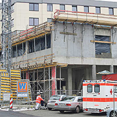 Bauarbeiten am neuen Gebäudeflügel: In der ersten Etage entstehen ambulante Liegeplätze für Patienten, die nach einer Operation noch am gleichen Tag nach Hause zurückkehren.