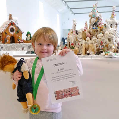 Bastienne freut sich über den zweiten Platz beim Lebkuchenwettbewerb. Foto: Stadtmuseum