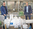 SWT-Technikvorstand Arndt Müller (links) und Jürgen Stoffel, Leiter des Westnetz Regionalzentrums Trier, präsentieren die neue Turbine. Foto: Stadtwerke
