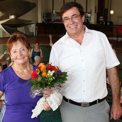 Badleiter Werner Bonertz gratuliert Ursula Haas. Foto: SWT