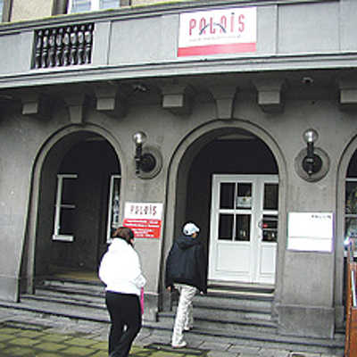 Durch diesen Eingang des alten Bahngebäudes in der Nähe der Bushaltestelle Balduinsbrunnen sind neben der Jugendhilfe des Palais auch die Büros von Sekis und der Trierer Ehrenamtsagentur erreichbar.