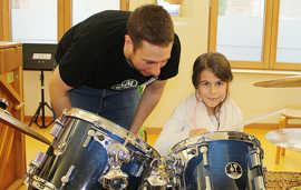 Beim Tag der offenen Tür testen Kinder an der Musikschule diverse Instrumente.