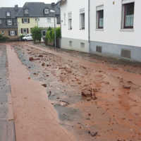 Nach extremen Starkregenereignissen können sich Geröll und Schlamm in Siedlungen ablagern, wie hier 2016 in Trier-West.