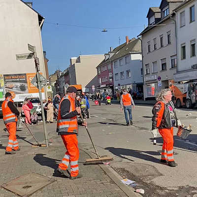 Beim Rosenmontagszug sorgen die Mitarbeitenden der Straßenreinigung für saubere Straßen. Ein wichtiger Job - für den es aber oft an Wertschätzung fehlt.