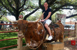 Florian Papberg auf einem longhornrind, dem Wappentier von Fort Worth.