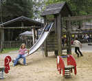 Der Spielplatz neben der Grundschule liegt sehr zentral und ist ein beliebter Anlaufpunkt für die Kinder in Biewer.