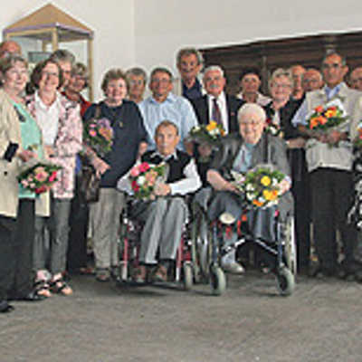 Bürgermeister Georg Bernarding (links) mit den ausgeschiedenen und den neuen Senioren-Vertrauenpersonen, Vertretern des Seniorenrats und Ortsvorstehern aus zahlreichen Stadtteilen.