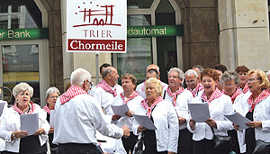 Singende Botschafter der guten Laune: Der Chor „De Meierij“ aus Herzogenbusch bei seinem Auftritt in der Brotstraße.