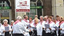 Singende Botschafter der guten Laune: Der Chor „De Meierij“ aus Herzogenbusch bei seinem Auftritt in der Brotstraße.