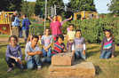 Die Kinder aus der Siedlung an der Zurmaiener Straße haben ab sofort wieder einen Platz zum Spielen. Sie haben zum Thema „Recht auf Gesundheit“ sogar eine eigene Skulpturengruppe aus Sandsteinblöcken gestaltet