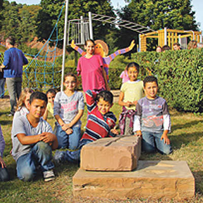 Die Kinder aus der Siedlung an der Zurmaiener Straße haben ab sofort wieder einen Platz zum Spielen. Sie haben zum Thema „Recht auf Gesundheit“ sogar eine eigene Skulpturengruppe aus Sandsteinblöcken gestaltet