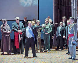 Szene aus der Trierer Inszenierung der Verdi-Oper "Don Carlo"
