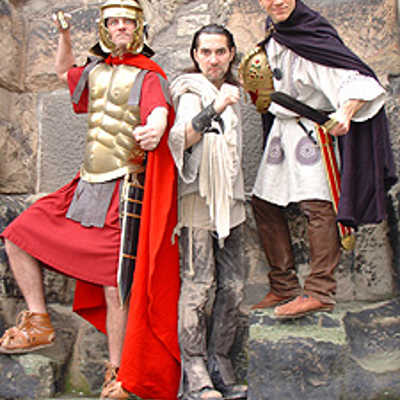 Gästeführer der besonderen Art: Professionelle Schauspieler schlüpfen in die Rollen des Gladiators Valerius, des Tribuns Mallobaudes und eines Zenturios und nehmen die Zuschauer mit auf spannende Zeitreisen.