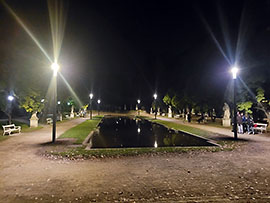 Wasserbecken bei Nacht, die Lampen leuchten die Örtlichkeit gut aus