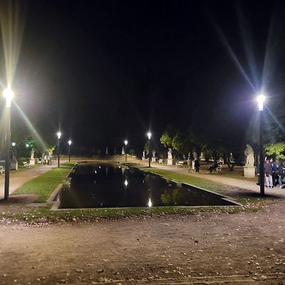Allein am Wasserbecken im Palastgarten wurden sechs neuen Lampen installiert, die die Umgebung hell erleuchten. Foto: rs