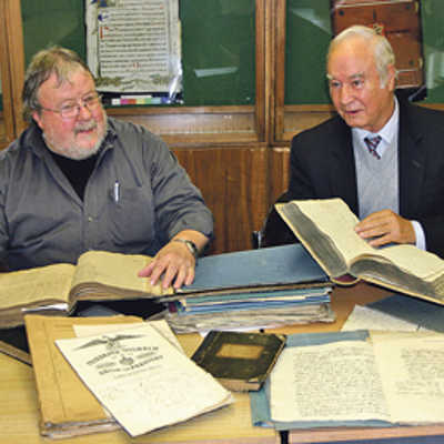 Adolf Welter (r.) übergibt seine Dokumentensammlung an Stadtarchivar Dr. Reiner Nolden.