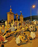 Das Abendprogramm auf der Brücke war durch Picknicks und Musikdarbietungen, auch zum Mittanzen, geprägt. Foto: TTM