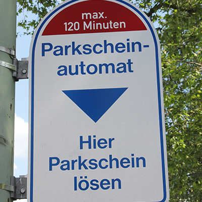 Die unterschiedlichen Farbfolien auf den Hinweisschildern weisen auf die an dieser Stelle maximal erlaubte Parkdauer hin (rot =120 Minuten).