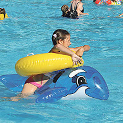 Doppelt hält besser: Viele kleine Badegäste genießen das schöne Sommerwetter im Südbad.