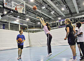 Die Kinder hatten in der Arena Gelegenheit, eine Vielzahl unterschiedlicher Ballsportarten zu testen. Zuvor probierten sie im Moselstadion  klassische Leichtathletikdisziplinen aus.