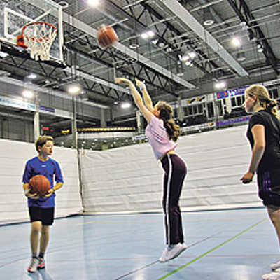 Die Kinder hatten in der Arena Gelegenheit, eine Vielzahl unterschiedlicher Ballsportarten zu testen. Zuvor probierten sie im Moselstadion  klassische Leichtathletikdisziplinen aus.