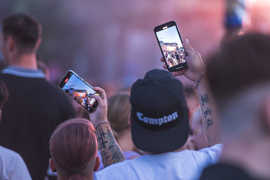 Konzertbesucher filmen mit ihren Smartphones