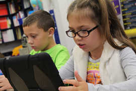 Grundschüler lernen mit Tablet-PCs