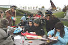 Kreativworkshop auf dem Petrisberg: Dani Ziem (3.v.l.) und Anke Oswald von der mobilen Spielaktion (2.v.r.) tragen als Leiterinnen der Flugschule „Sausewind“, für die die Kinder die Drachen bauten, eine Kapitänsmütze.