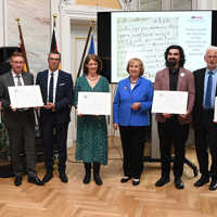 Zur feierlichen Aufnahme von Handschriften aus der Hofschule Karls des Großen waren Vertreterinnen und Vertreter von Bibliotheken und Archiven aus Paris, Abbeville, Wien, London und Bukarest nach Trier gereist und präsentieren hier ihre Urkunden