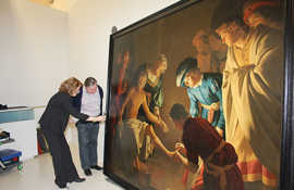 Überprüfung eines Gemäldes für die Nero-Ausstellung nach der Anlieferung im Stadtmuseum.