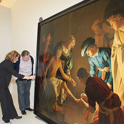 Im Stadtmuseum prüfen Marjan van Zijtveld (Centraal Museum Utrecht) und Haus-Restaurator Dimitrij Bartashevich ein Gemälde zum Selbstmord von Neros Lehrer Seneca aus dem 17. Jahrhundert.