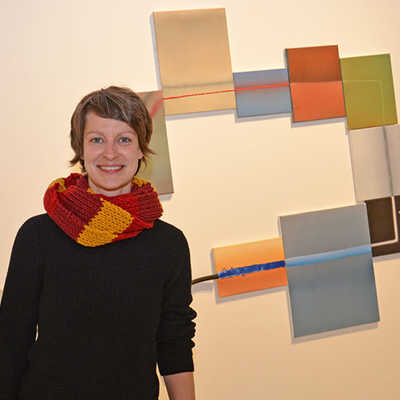 Die Gewinnerin des Ramboux-Preises 2018, Eilike Schlenkhoff, vor ihrem Werk „Strichinstallation“. Eine Ausstellung der Künstlerin ist im Stadtmuseum Simeonstift zu sehen. 