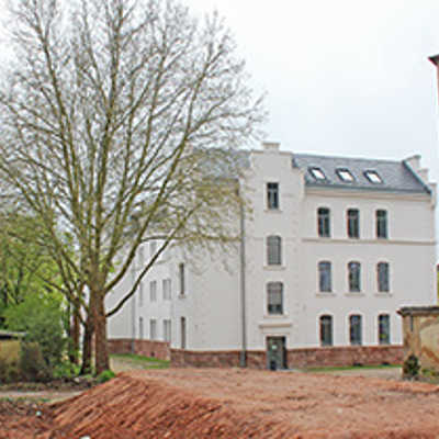 Die Gneisenausiedlung befindet sich mitten in einem Umbruchprozess. Neben dem Jobcenter (Mitte) steht eine alte Kaserne, die zu einem Studentenwohnheim umgebaut werden soll.