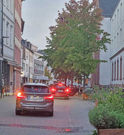 Autos von hinten in der Fußgängerzone