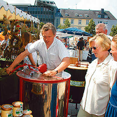 Zu den Ausstellern beim Umweltmarkt 2003, der ebenfalls auf dem Viehmarkt stattfand, gehörte Matthias Rettig, Inhaber eines Geschäfts für Imkereibedarf. Er führte Besuchern seine Honigschleuder vor.