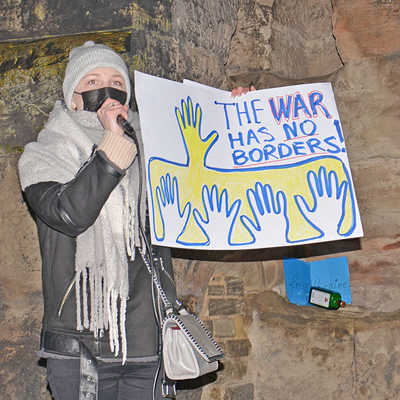 Die ukrainische Studentin Mila Sobotovych setzt sich bei der Demo für den Frieden in ihrem Heimatland ein. 