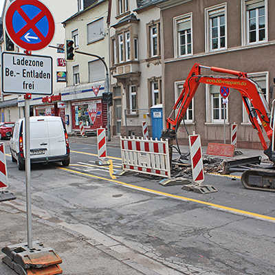 Der Platz für den fließenden und ruhenden Verkehr ist während der Tiefbauarbeiten in der Paulinstraße mitunter knapp bemessen.